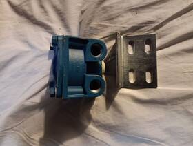 103009x Bendix Valve R-12 Vlv With Brkt