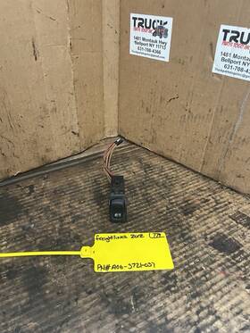 Freightliner A0637217037 Switch - Rocker Guarded Fifth Wheel Used Pn A06-37217-037