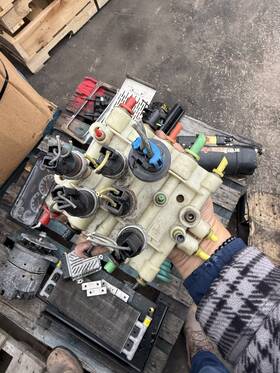 A12-14736-001 Freightliner Air Manifold With Pressure Switch 830-0001-000