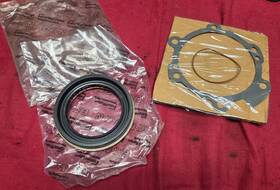 Fuller 4302323 Eaton Seal And 4302247 Transmission Gasket New Old Stock
