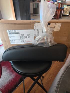 Sa52210 Paccar New/open Box Gray Vinyl Armrest Perterbilt Rh Part #sa52210